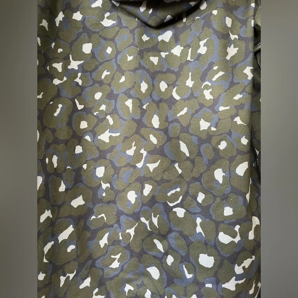 NWT, Camo 1/4 zip Vineyard Vine shep shirt with hood
